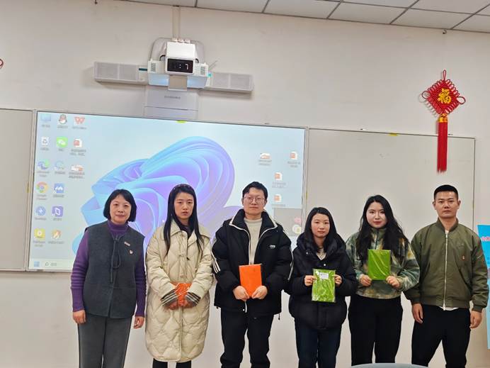 人们站在一起合影的一群人 AI 生成的内容可能不正确。